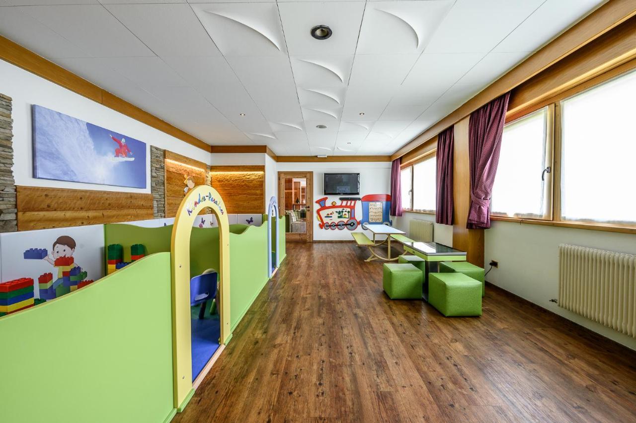 Ravelli Sporting Hotell Mezzana  Exteriör bild