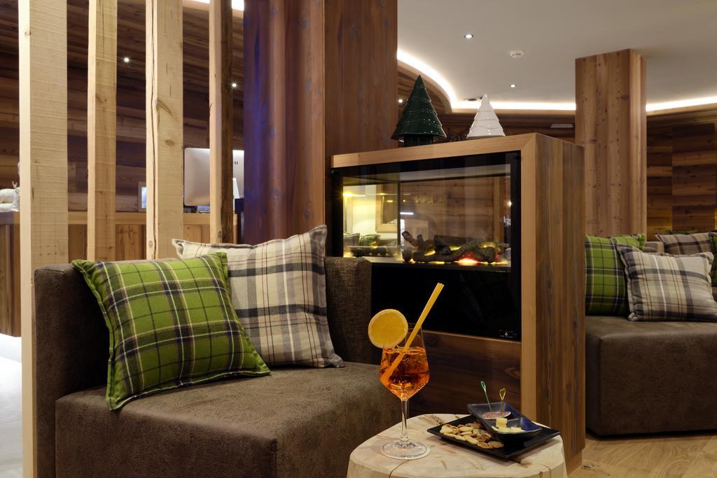 Ravelli Sporting Hotell Mezzana  Exteriör bild